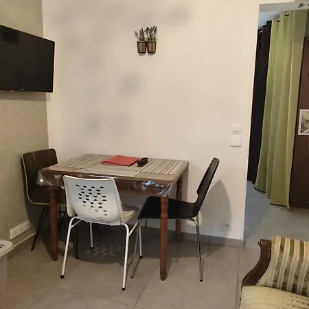 Joli Avec Cour Interieure شقة